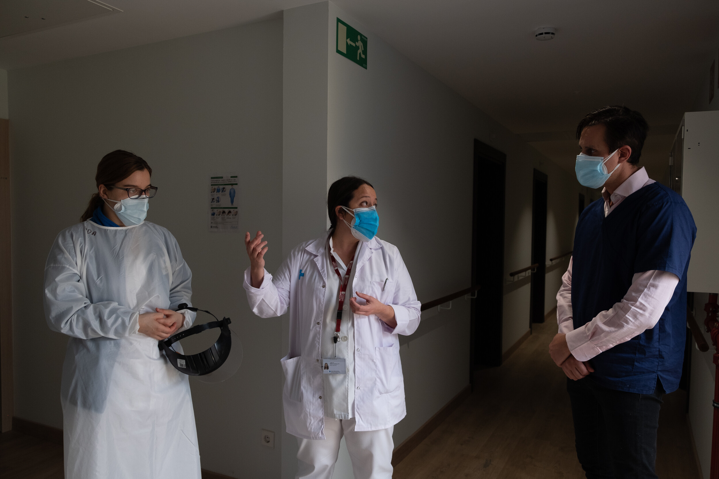 Dr. Loreley Vadillo Nadalutti, Direktorin des CAP in Playa D'Aro inspiziert die Corona-Schutzmaßnahmen in einem privaten Altersheim