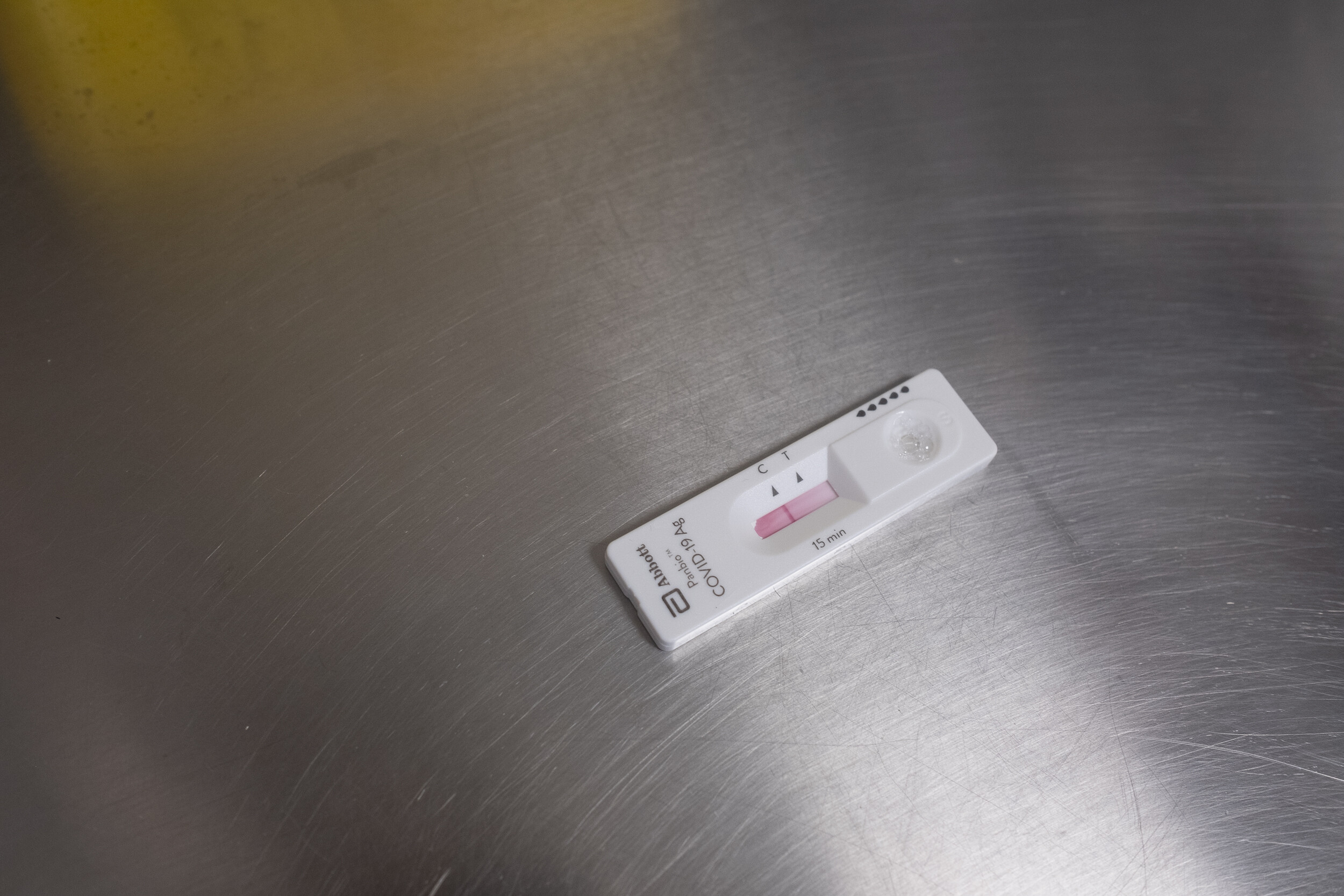 Falls der Schnelltest positiv ausfällt, wird ein PCR-Abstrich im Poliklinikum gemacht und eingeschickt. In der zweiten Dezemberwoche wurden nur noch 22 neue Fälle festgestellt.